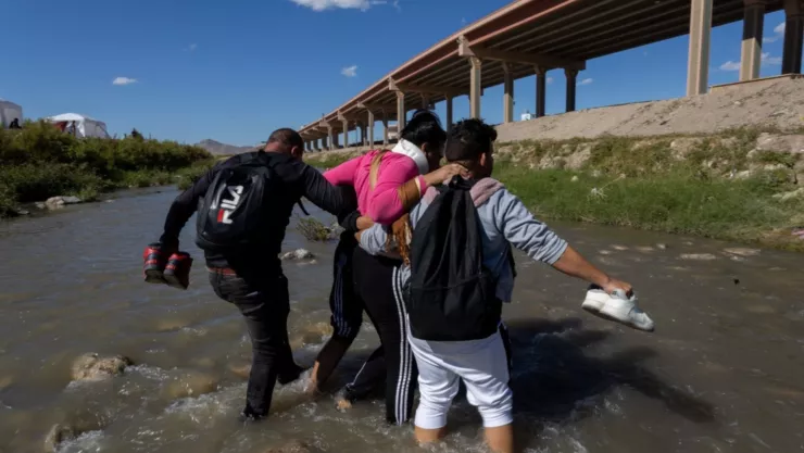Inmigrantes indocumentados cruzan el río entre México y Texas.