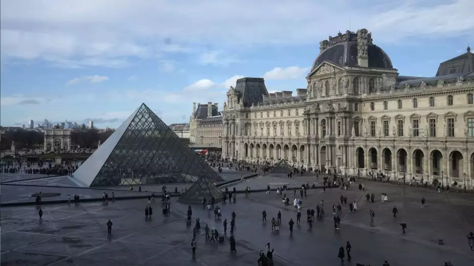 Patio del museo del Louvre en París.