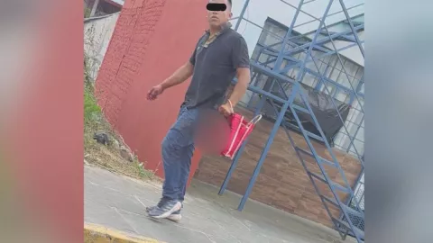 hombre caminando con cabeza humana en Coatepec
