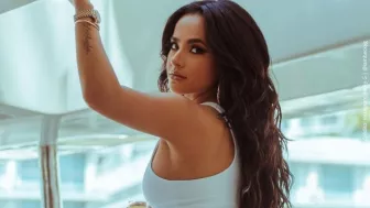 Becky G con blusa blanca. .jpg