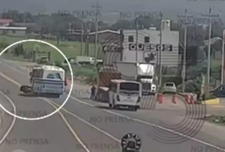 Momento exacto del choque en la carretera Tlaxco-Apizaco hoy 25 de julio de 2024; hay dos muertos