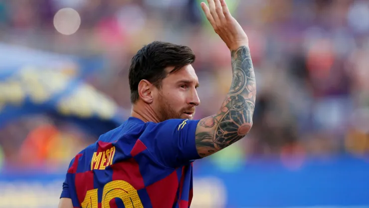 En esta imagen de archivo, el delantero argentino Leo Messi saluda a la afición antes de la final del trofeo Joan Gamper ante el Arsenal en el Camp Nou, en Barcelona, el 4 de agosto de 2019. Imagen: Reuters
