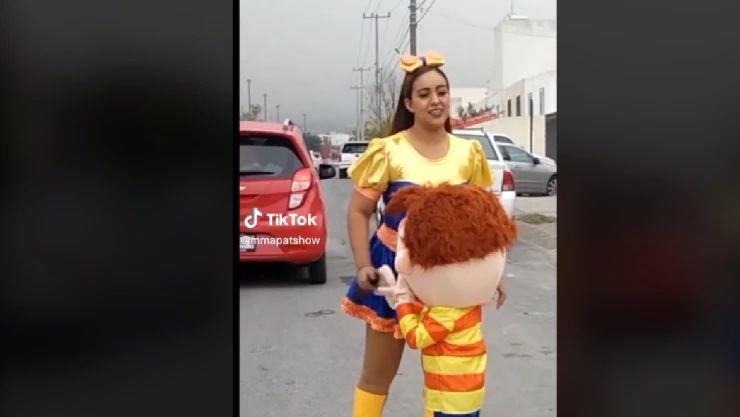 Niño en botarga pide ir al baño