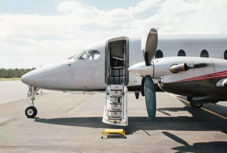 Pasajero de vuelo a Aguascalientes abre puerta del avión y se lanza