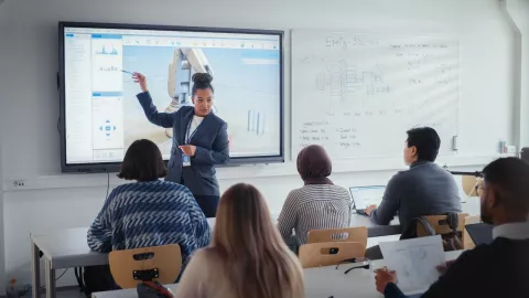 Las 10 carreras universitarias mejor pagadas en México este 2024