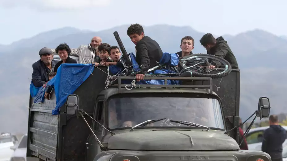 Residentes de Nagorno-Karabakh huyen tras ofensiva militar de Azerbaiyán.