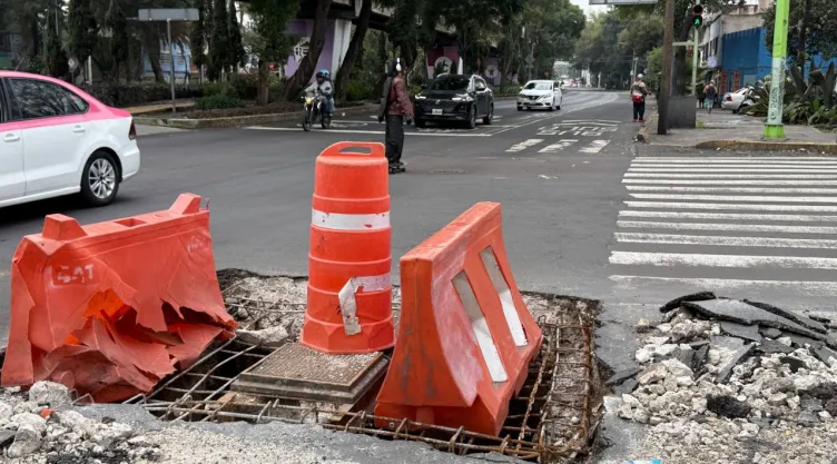 Obras inconclusas obligan al Trolebús a invadir carriles contrarios de la Venustiano Carranza