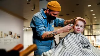 Hasta los niños se pudieron cortar el cabello en algún museo de Holanda.