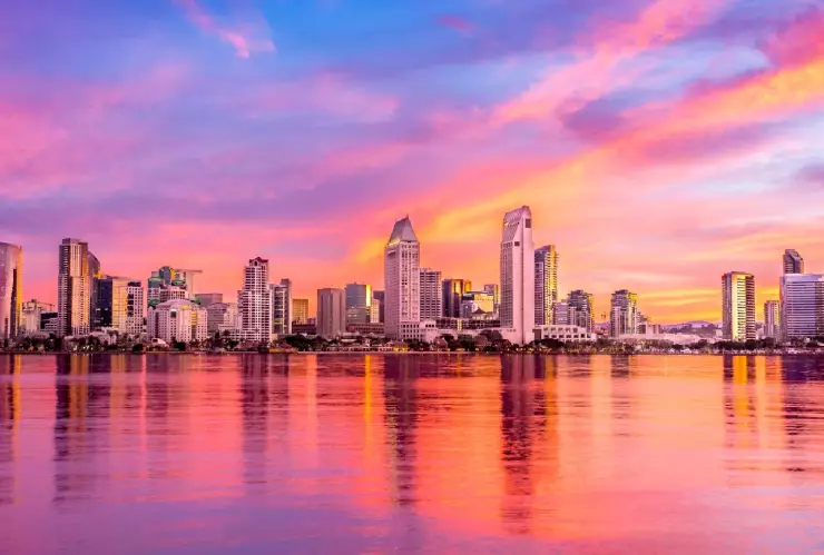 San Diego es ciudad costera en el sur de California, conocida por sus playas, clima templado y rica oferta cultural.