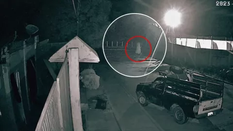 Una figura vestida de blanco fue captada por una cámara de seguridad en Jáltipan