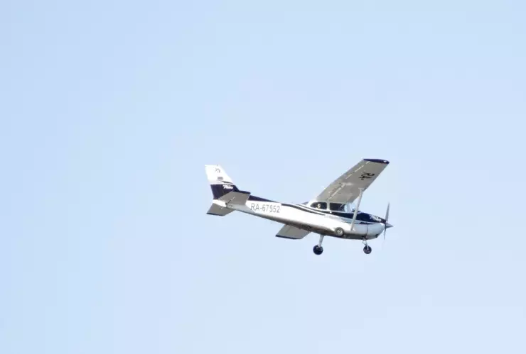 Avioneta se desploma en plena calle y choca vehículo con mujer a bordo.