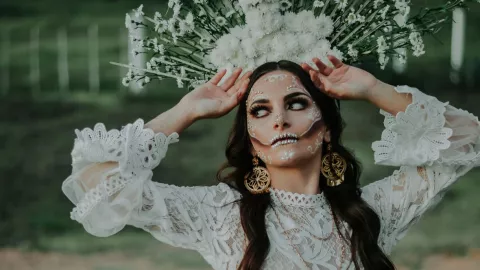 El significado espiritual de las flores blancas en el Día de Muertos