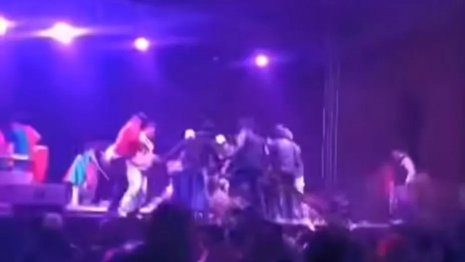 VIDEO: Estalló zafarrancho; así bajaron a golpes a grupo musical en plena fiesta patronal en Toluca