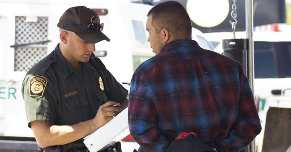 El tribunal detectó que los patrullajes realizados por agentes a cargo de Arpaio detenían a hispanos por tiempo prolongado