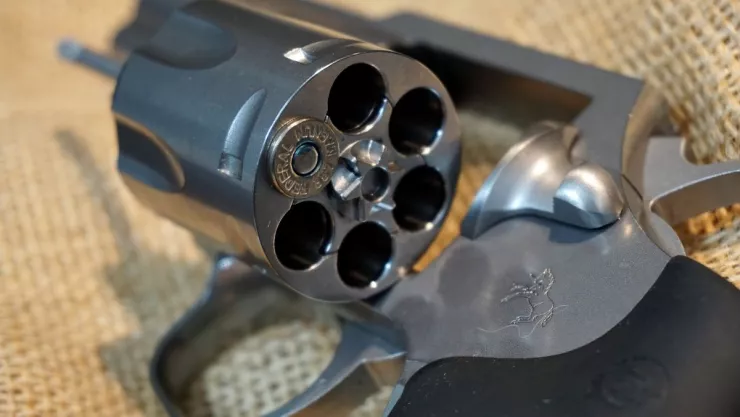 Niño de 12 años muere al jugar a la ruleta rusa con sus amigos