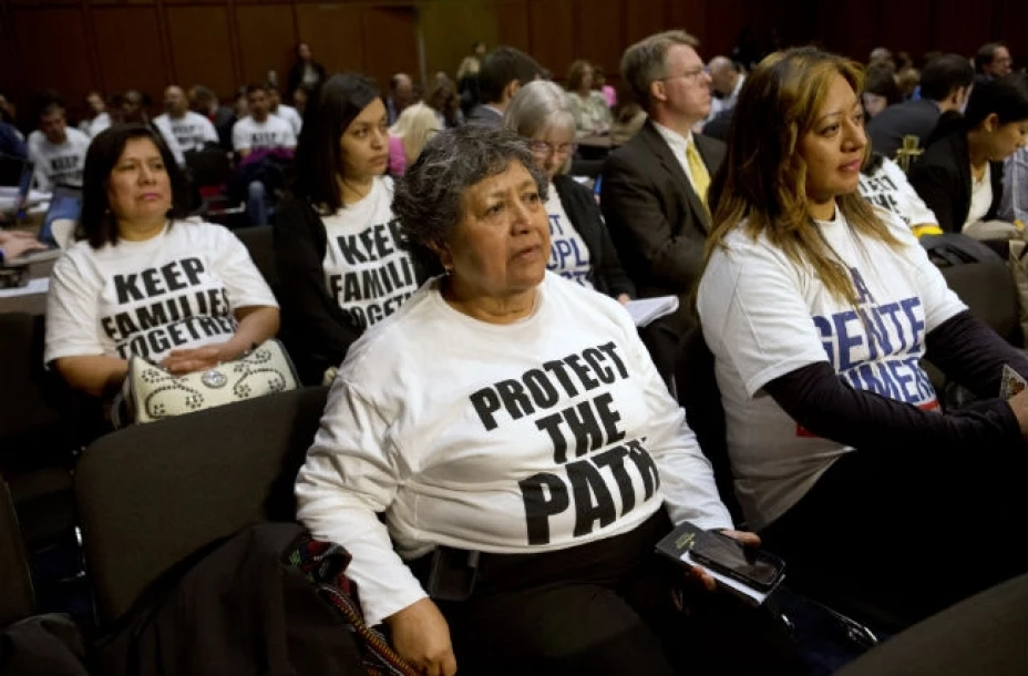 Varias mujeres con los mensajes en sus camisas “Protect the Path” en referencia a un camino a la ciudadanía para los inmigrantes que viven sin permiso en Estados Unidos