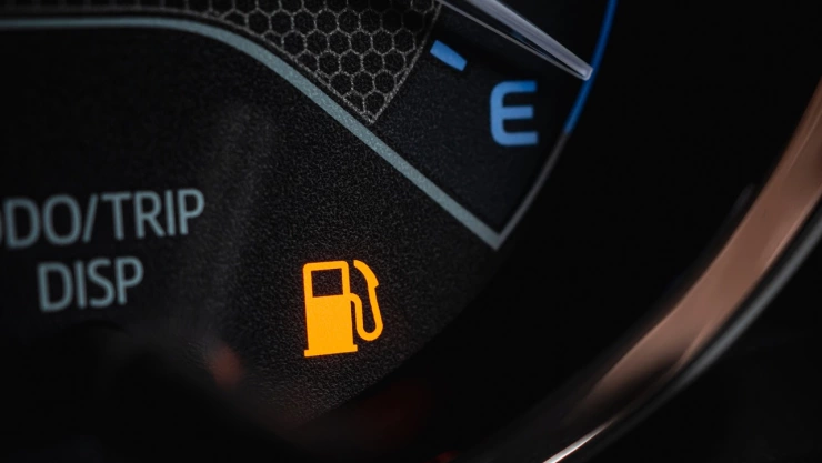 Esto significa realmente la E en el medidor de gasolina