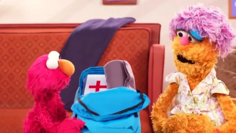En la imagen, Elmo aprende con su mamá a preparar una mochila de emergencia.