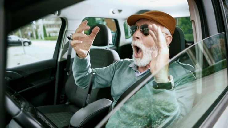 Adultos Mayores Manejando