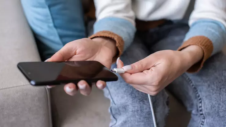 5 consejos para evitar que el cargador del celular provoque un incendio en casa