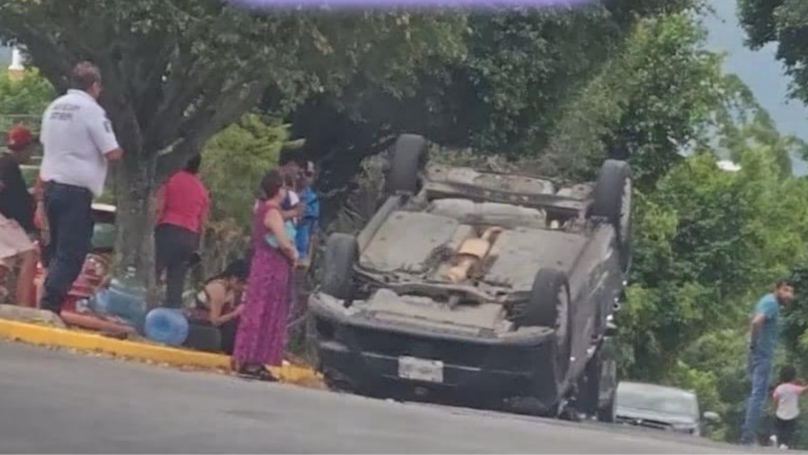 Se registra volcadura en la colonia Lomas de Ahuatlán.