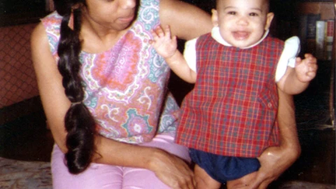 La vicepresidenta Kamala Harris con su madre, Shyamala