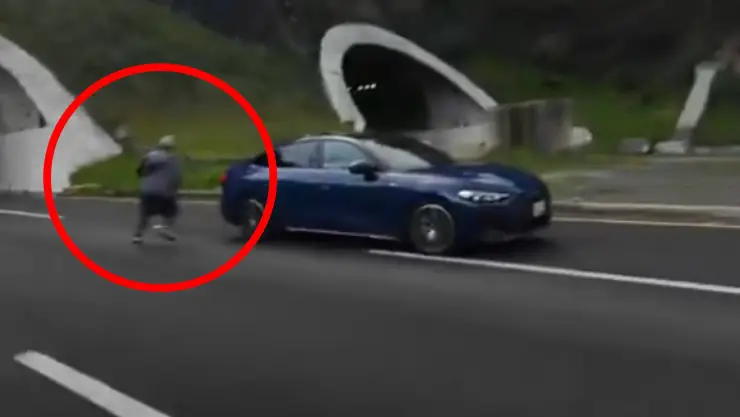 VIDEO: ¿Intento de asalto o un loco? Sujeto casi es atropellado en la autopista México- Toluca e influencer graba el momento exacto