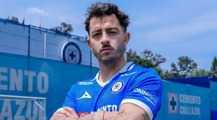 Alan Mozo durante su presentación con Cruz Azul