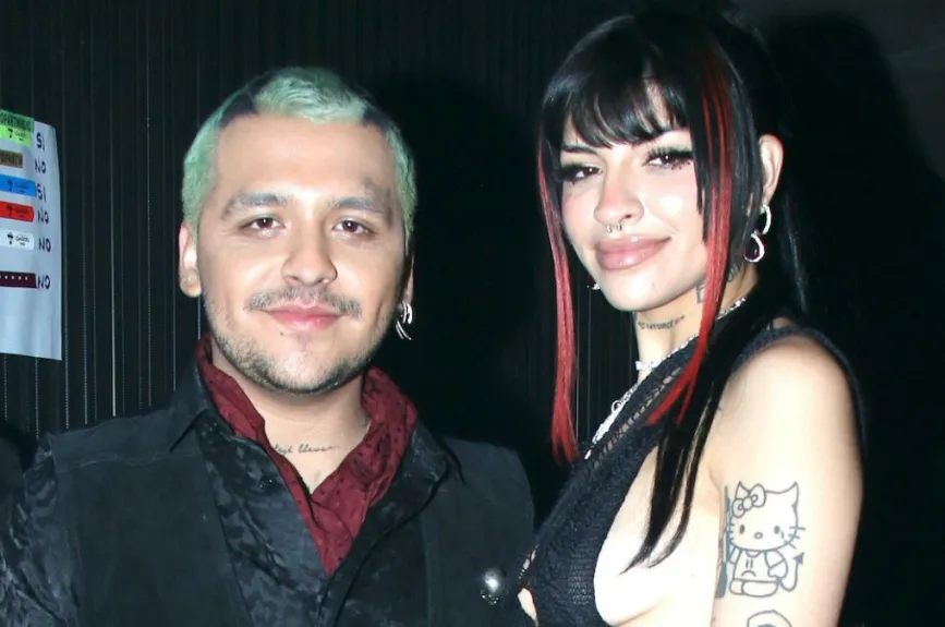 Ya que fue solo un par de semanas después de que Nodal confirmara su separación con la cantante Cazzu, madre de su hija Inti.