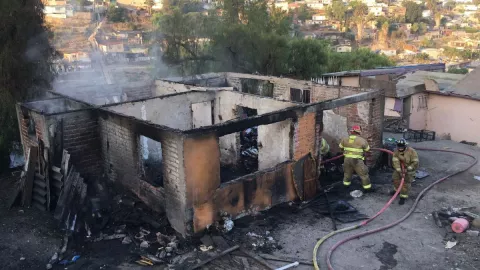 Incendio consume vivienda en colonia pegada al muro fronterizo con Estados Unidos.