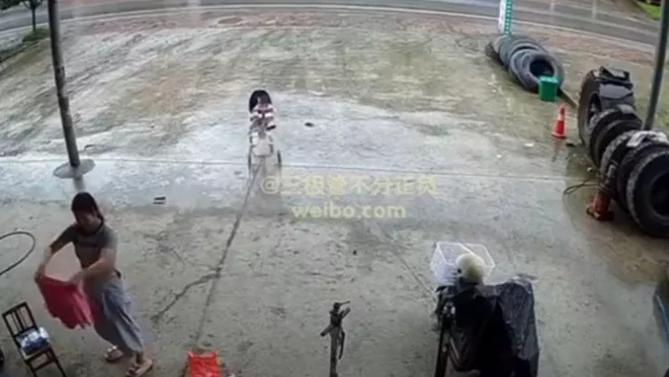 Mujer descuida la carriola de su bebé y se va hacia una avenida