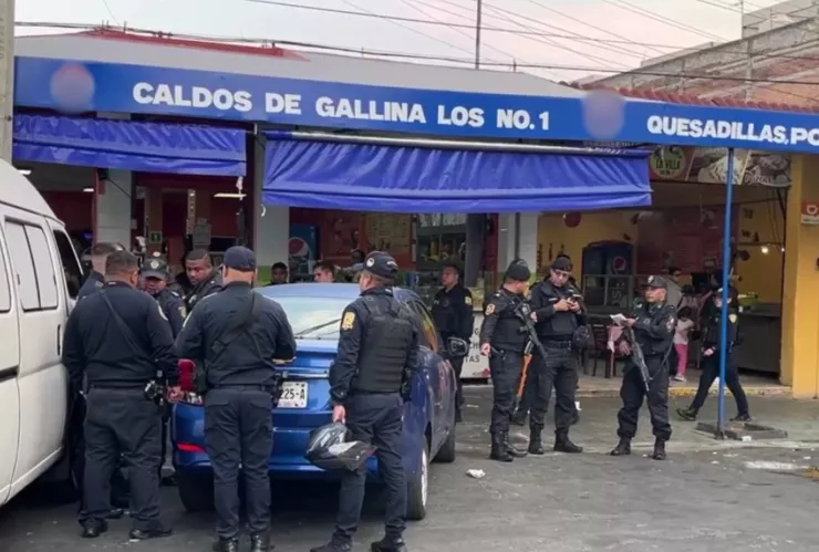 Así atacaron a balazos a una mujer dentro de local de caldos de gallina en CDMX