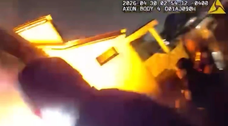 Explosión de vivienda en Nueva York deja policías heridos; difunden VIDEO del momento exacto