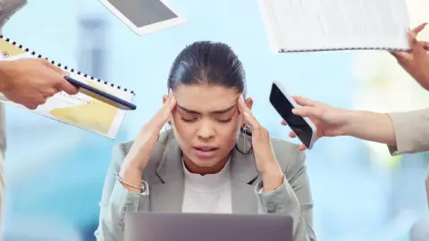 Así es como el abuso de la tecnología puede causar tecnoestrés ¿Qué es y cuáles son sus síntomas?