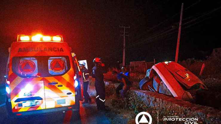 Vehículo sale de camino y cae en canaleta sobre la Carretera 57 dirección a Ciudad de México