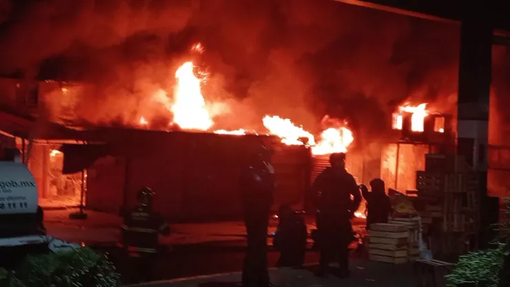 Incendio en Central de Abastos, Iztapalapa, consume más de 70 locales