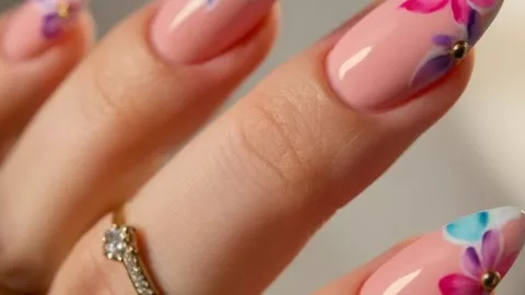 7 diseños de uñas recomendados y hechos por la IA para ponerte en marzo 2026