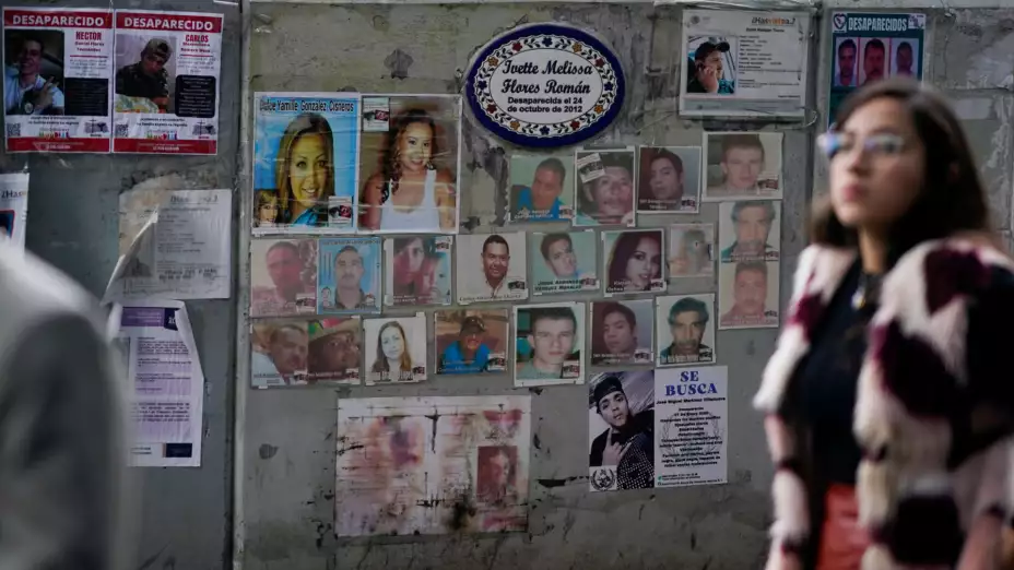 Fotografías de personas desaparecidas frente a la PGJ de la CDMX.