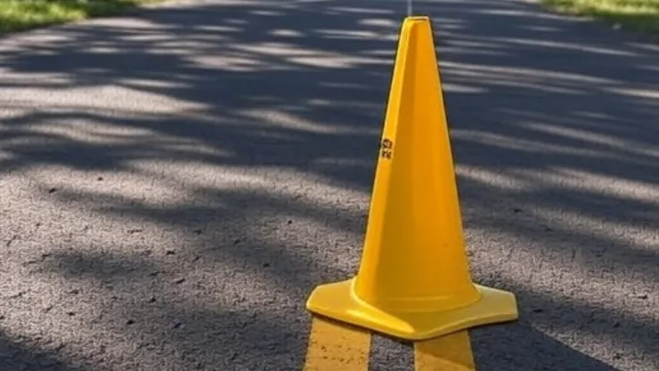 Auto en ciclovía Torres Landa