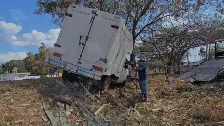 FOTOS_ Un fuerte accidente dejó daños en el periférico de Mérida, hoy 29 de marzo de 2025