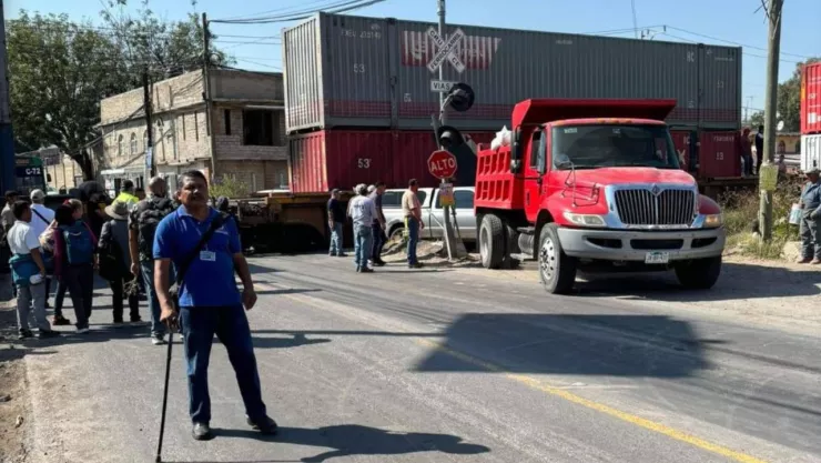 Camioneta y ferrocarril chocan en aparatoso accidente sobre la carretera a Nogales