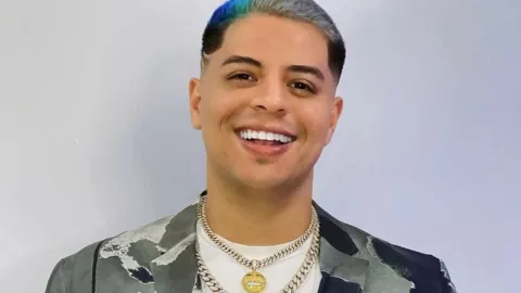 Eduin Caz de Grupo Firme reaparece tras ser hospitalizado de emergencia.