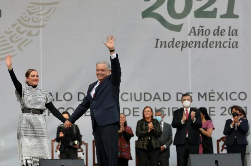 AMLO salió al Zócalo de la mano de su esposa Beatriz Gutiérrez Müller