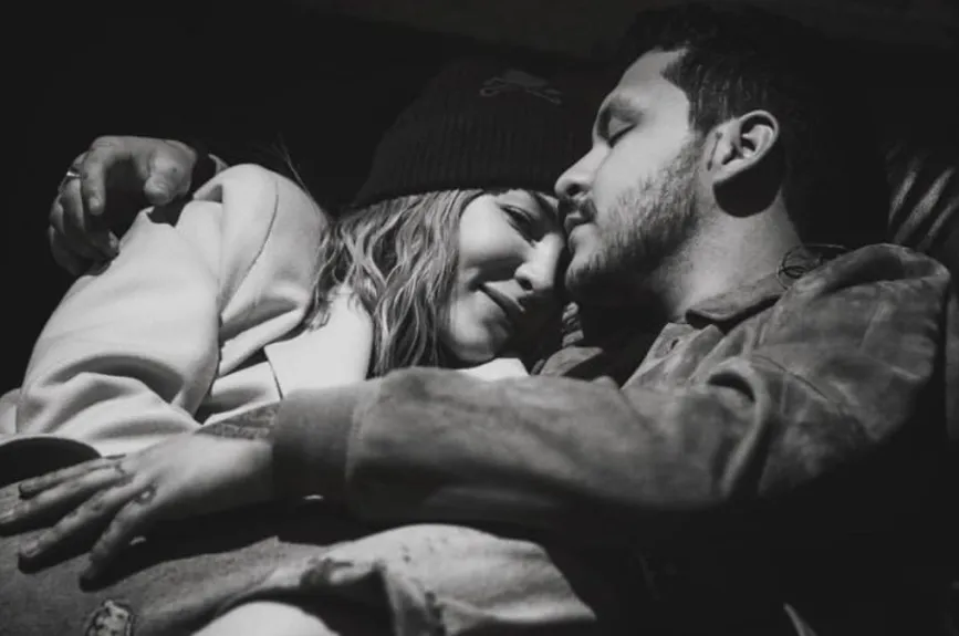 Nodal y Beli durmiendo.jpg
