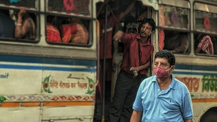 Personas en India con cubrebocas