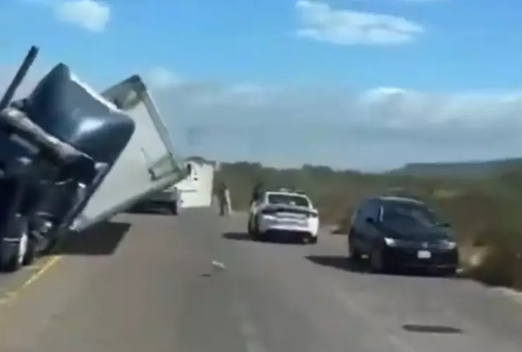 vuelca tráiler fuerte ráfaga viento oaxaca video