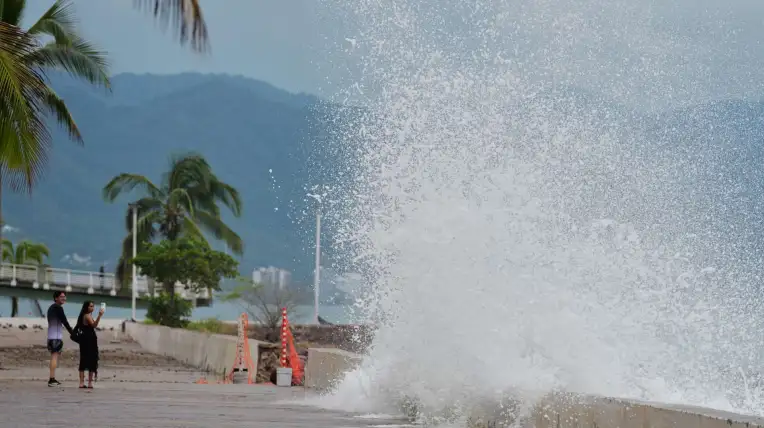 Turistas en el paseo marítimo de Puerto Vallarta.
