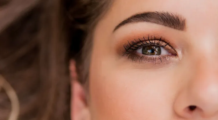 Te decimos cómo hacer un efecto lifting para cejas con iluminador o highlighter.