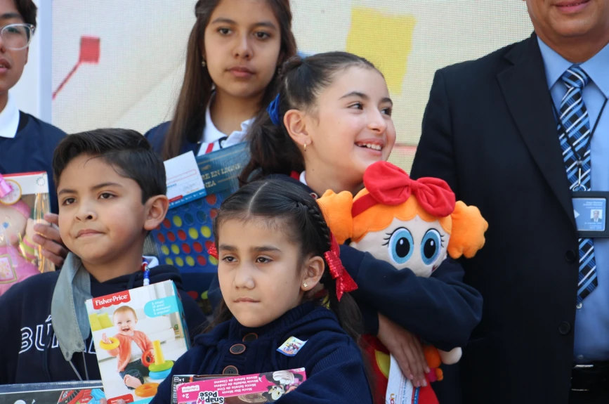 El colegio CFH realizó un gran donativo al Juguetón Azteca