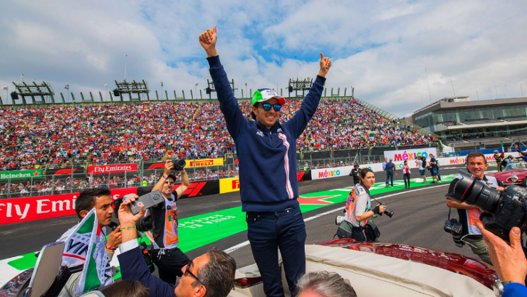 Checo Pérez durante el desfile de autos/ Foto: México GP